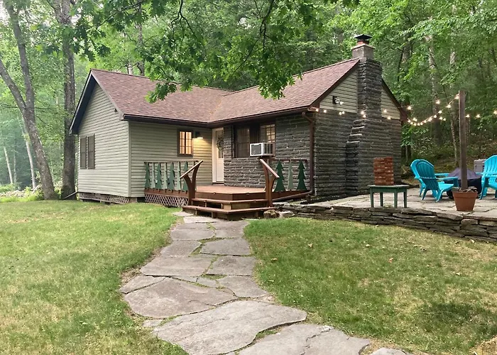 Peaceful Seasonal Wooded Cottage Close To Everything