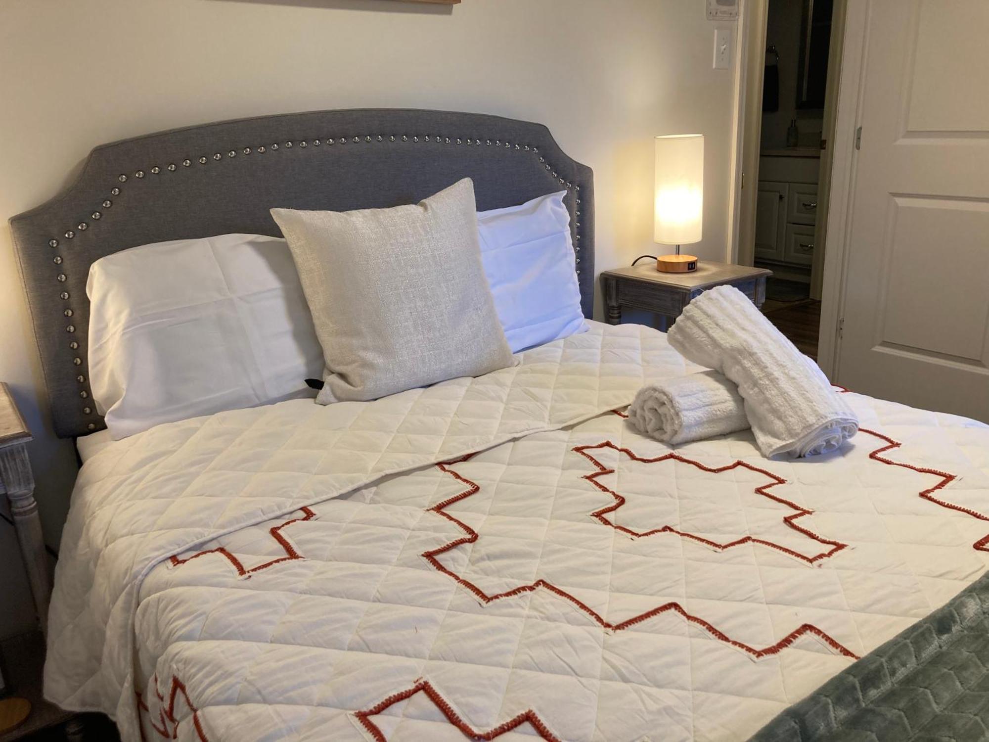 Peaceful Seasonal Wooded Close To Everything Villa